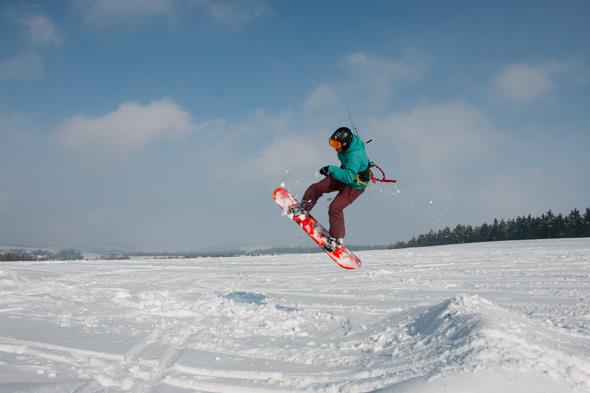 snowkiting ryzoviste - Krutič si užívá čerstvě postaveného kickeru