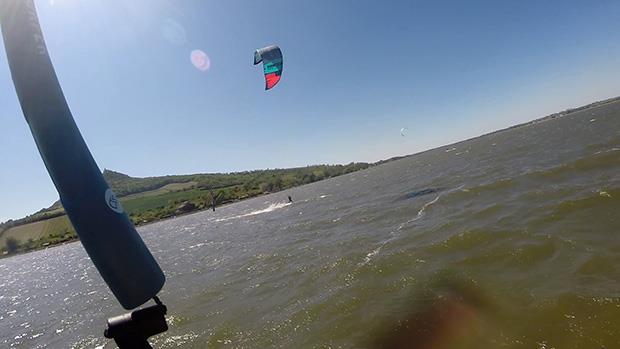 Kitesurfing o víkendu na Mlýnech - na vodě