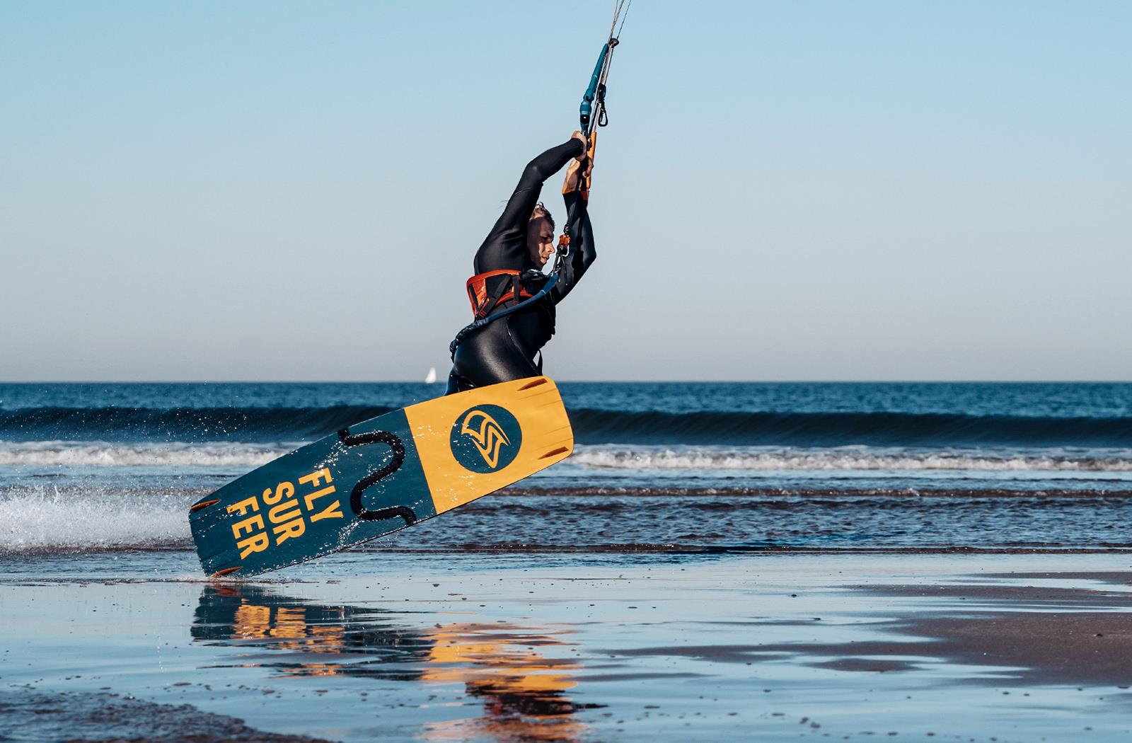 Kiteboarding vybavení - na čem se dá ušetřit - kiteboard Flysurfer
