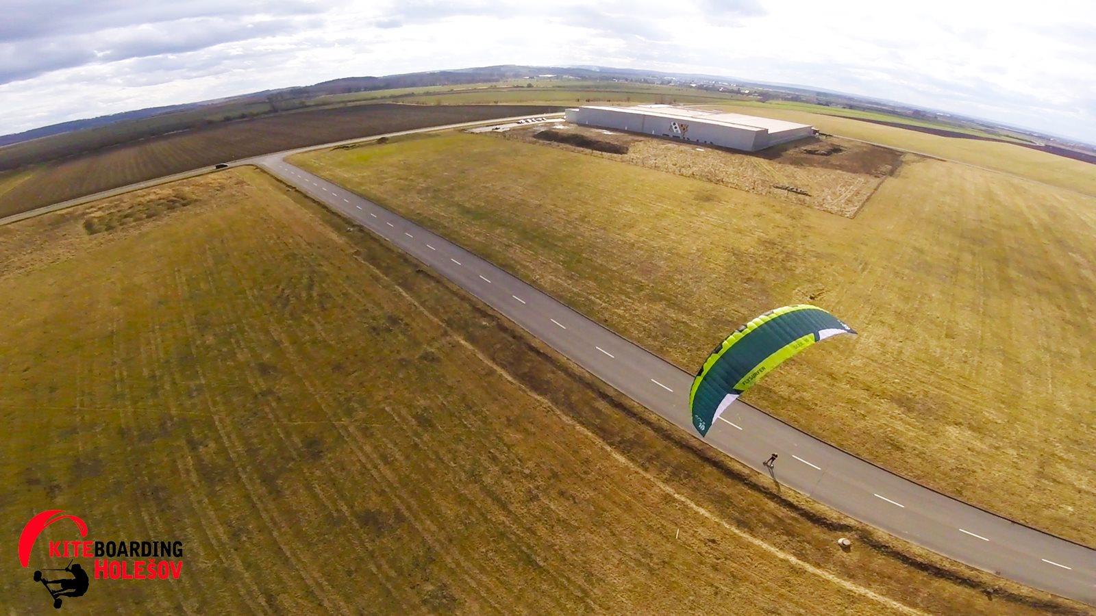 Big Kites In Strong Winds 1 - landkiting z dronu