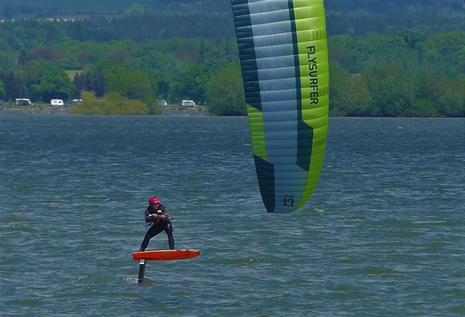 Kite Flysurfer VMG2 - závodní downwind