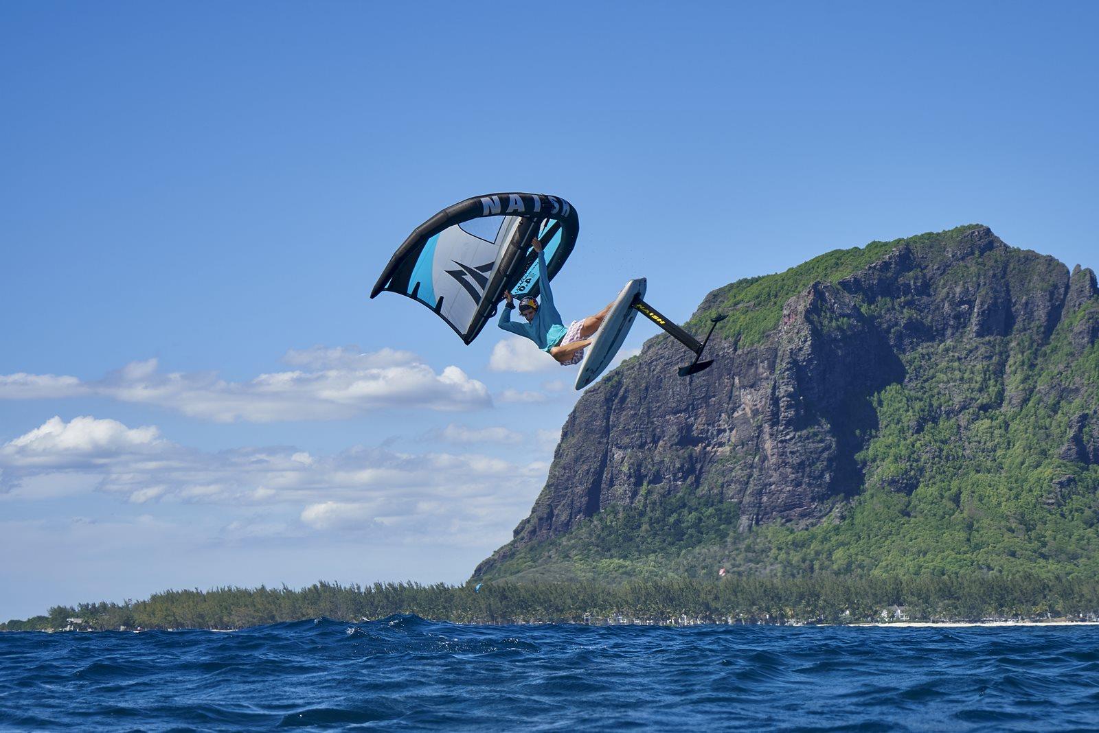 Nový Wing-surfer Naish MK4 - jumping